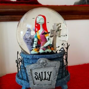 Nightmare Before Christmas wind up snow globe